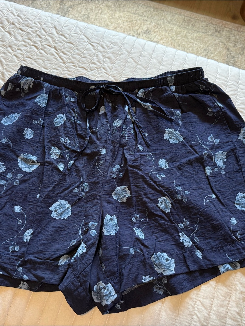 Torrid Navy Rose Floral Print Flowy Shorts Size 0 Drawstring Elastic Waist